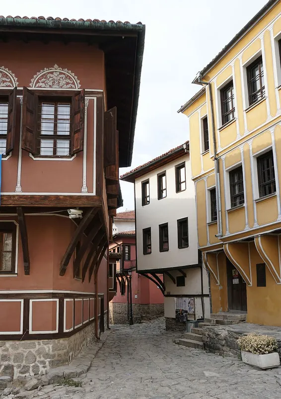 Coloridas casas de arquitectura perteneciente al Renacimiento búlgaro
