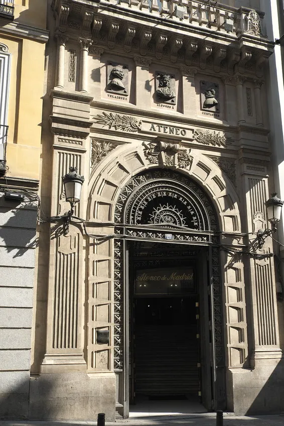 El gran portón de la fachada por donde se entra al Ateneo de Madrid