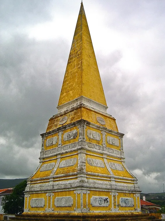 El obelisco amarillo tallado en roca y acabado en punta arriba.