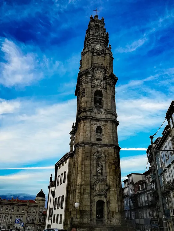 Fachada de la Torre dos Clérigos, Oporto.