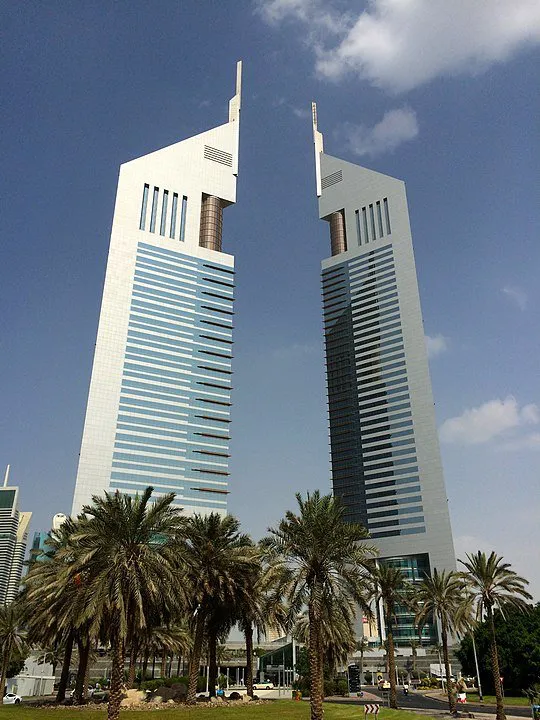 Dos edificios famosos de Dubai, las Emirates Towers, uno al lado del otro.