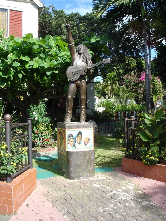 Estatua de Bob Marley en la entrada de su museo.