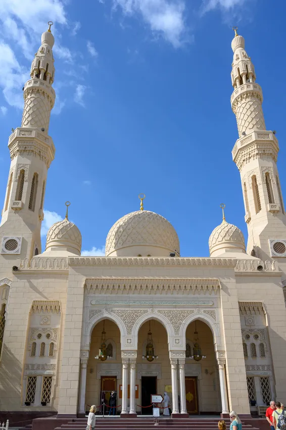 La entrada principal y la fachada de la mezquita de Jumeirah.