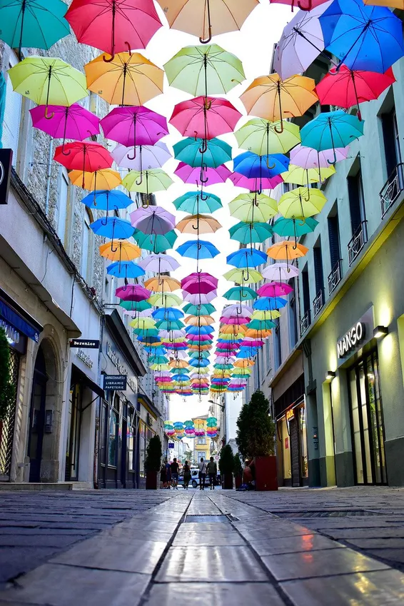 Calle adornada con paraguas en la Bastide de Saint Louis, Carcasona.