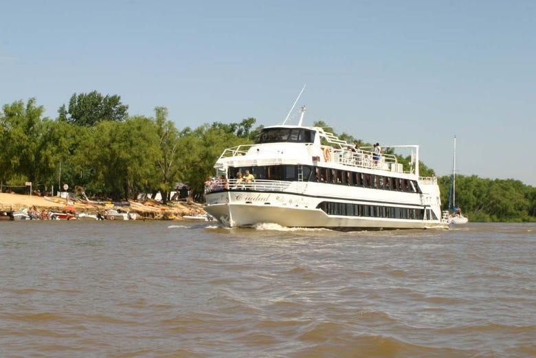 Paseo en barco por el río Paraná