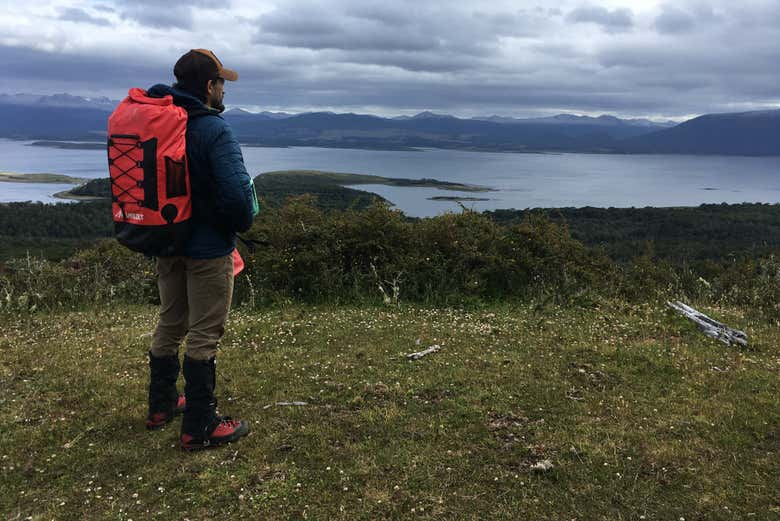 Trekking por la isla Navarino + Paddle surf en la laguna Roja