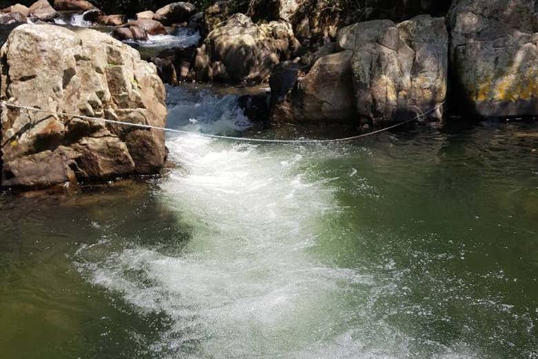 Excursión privada al balneario Villa del Río y senderismo por el río Sucio