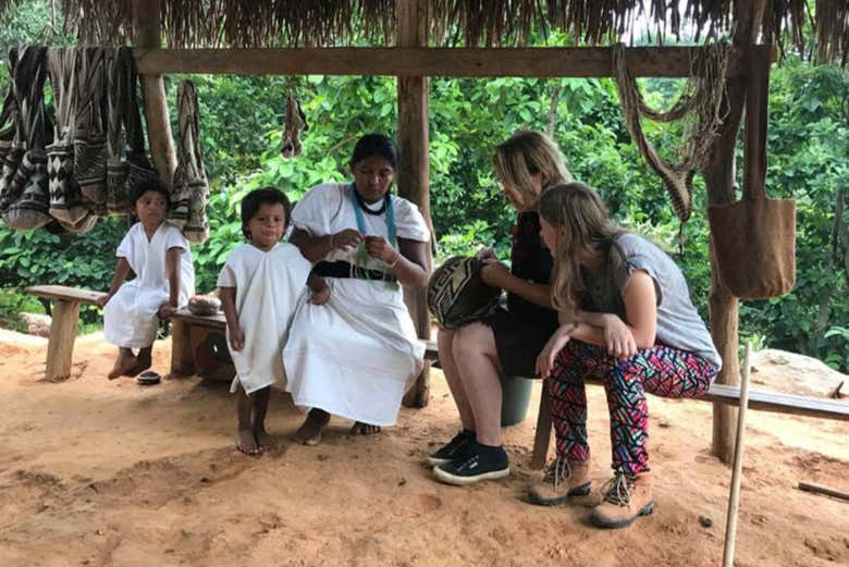 Taller de mochilas con una tribu arhuaca