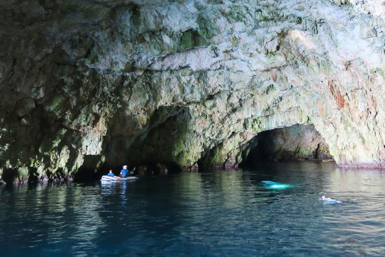 Excursión a la Gruta Azul y la Cueva Verde en barco