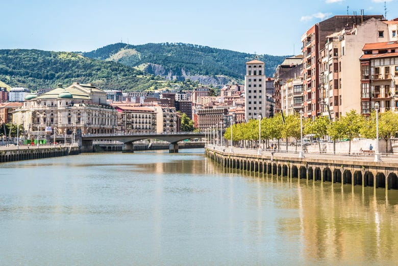 Barco turístico por la Ría de Bilbao y la Bahía del Abra