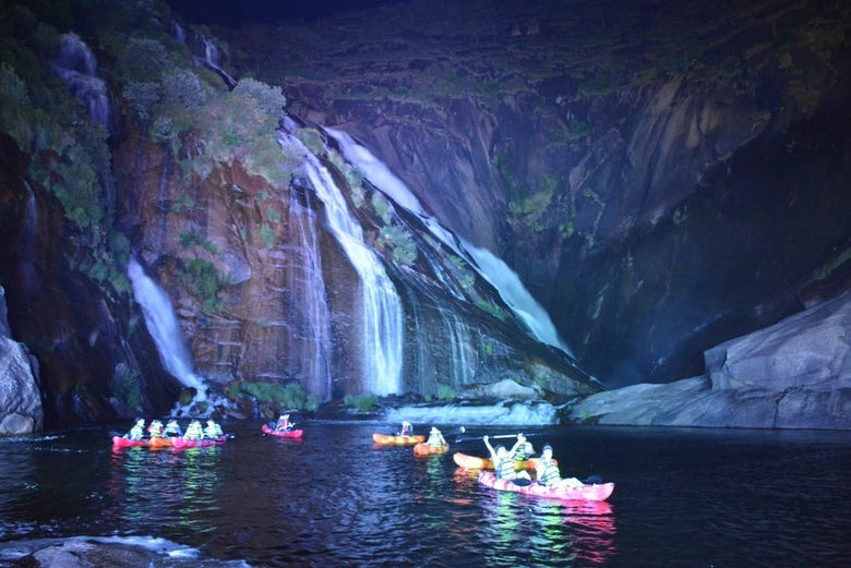 Tour nocturno en kayak por la cascada de Ézaro