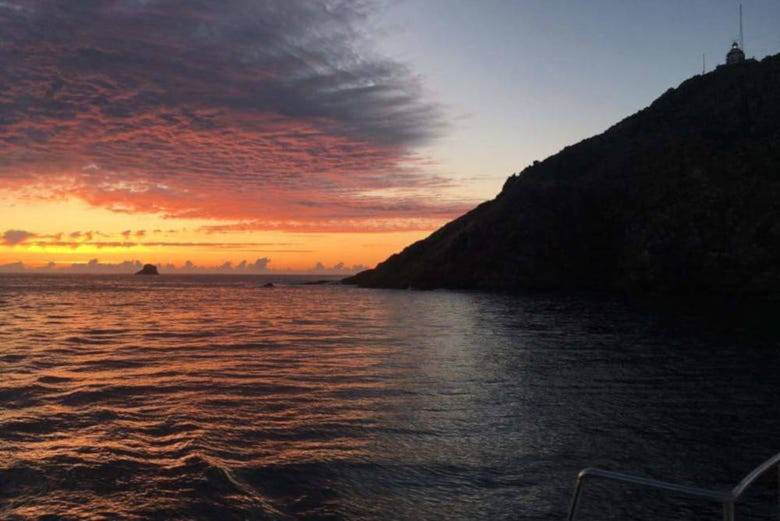 Paseo en barco al atardecer