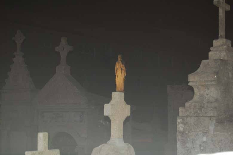 Tour por el cementerio de Os Eidos 