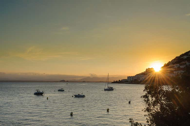 Paseo en catamarán al atardecer por la bahía de Rosas