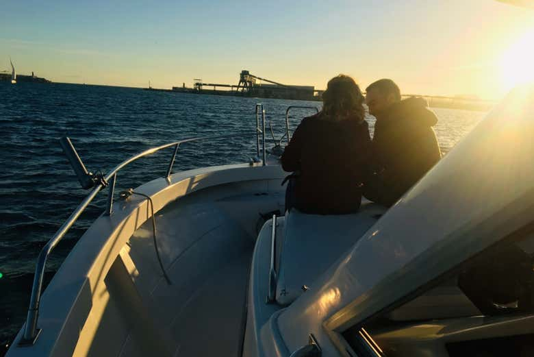 Paseo en barco al atardecer