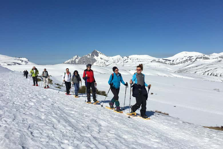 Paseo con raquetas de nieve por Villamanín