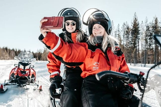 Paseo en moto de nieve por Luosto