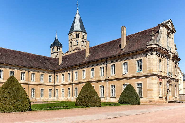 Entrada a la abadía de Cluny sin colas