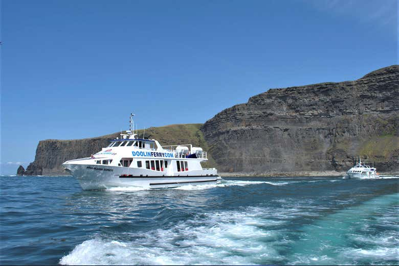 Paseo en barco por los acantilados de Moher