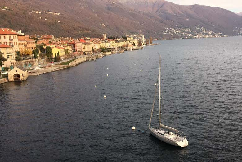 Paseo en barco por el lago Mayor al atardecer