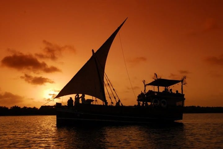 Paseo en dhow por Mida Creek al atardecer