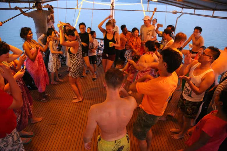 Fiesta en barco al atardecer
