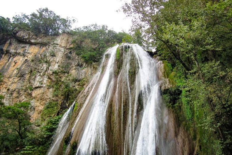 Excursión a la cascada Cola de Caballo y Santiago