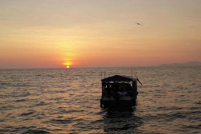 Paseo en barco al atardecer