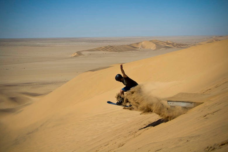Tour en buggy y sandboarding en el desierto de Usaka