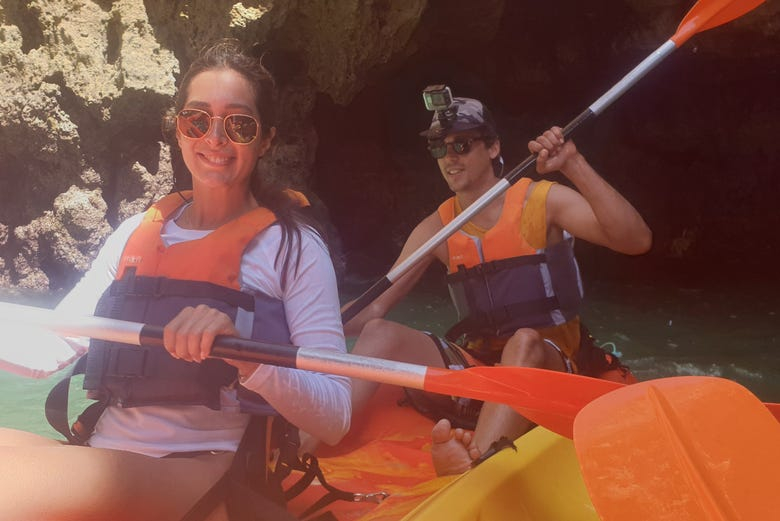 Tour en kayak por las cuevas de Armação de Pêra