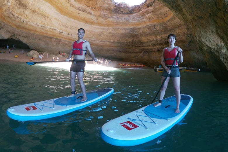 Tour en paddle surf por las cuevas de Benagil