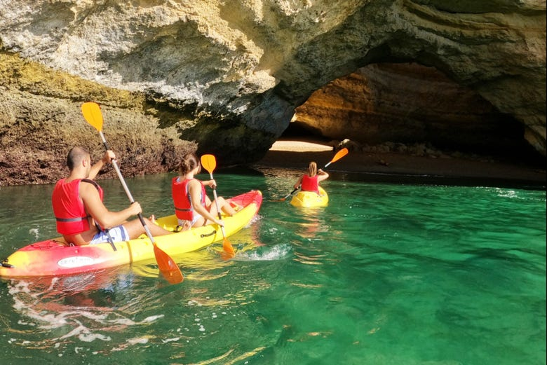 Tour en kayak por las cuevas de Benagil