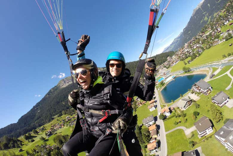 Vuelo en parapente por los Alpes suizos