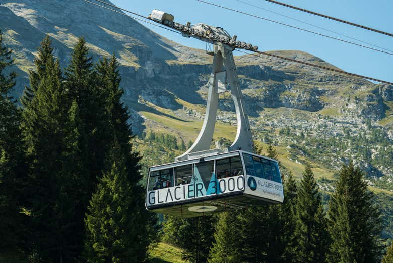 Entrada al Glacier 3000 con acceso al teleférico, telesilla y mirador