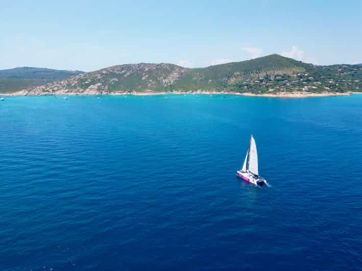 Saint Tropez: Fiesta nocturna en catamarán con bebida de bienvenida