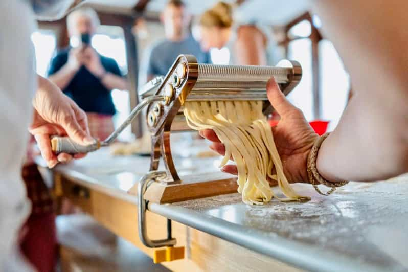 Amalfi: corso di cucina con fettuccine, mozzarella, tiramisù