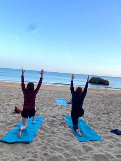 Yoga al atardecer en la hermosa playa de Portimaos por el Sol Lifestyle