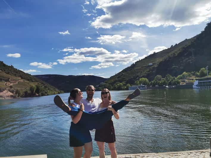 Passeio e visita a miradouros, Almoço, Cata de Vinhos e Barco