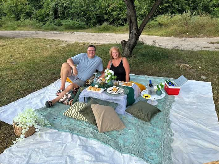 Santa Lucía: Picnic frente a la playa al atardecer con mayordomo