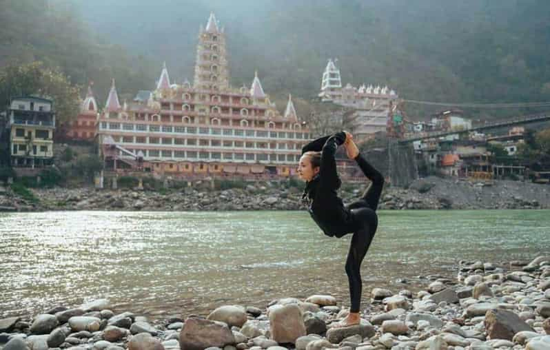 Sesión de Yoga de 2 horas por la mañana temprano en Rishikesh en Ghat