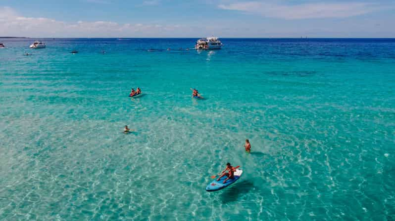 Ibiza: Excursión VIP en Catamarán a Formentera con comida y barra libre