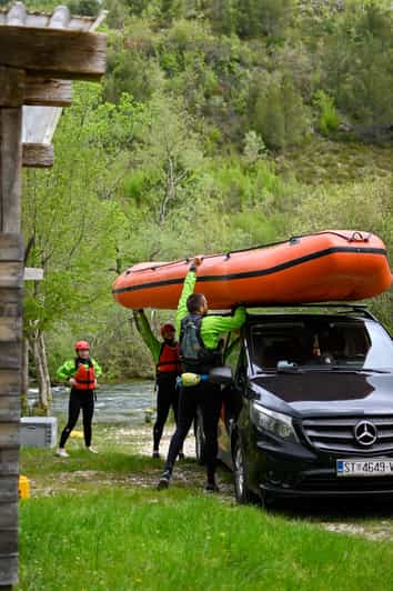 Desde Split: Rafting, exploración de cuevas, salto de acantilados con picnic