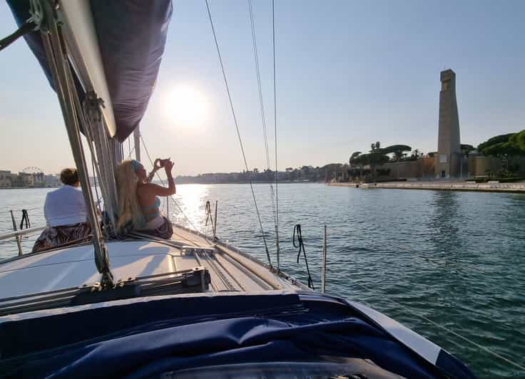 Brindisi: Isla de San Andrés, aperitivo en velero al atardecer