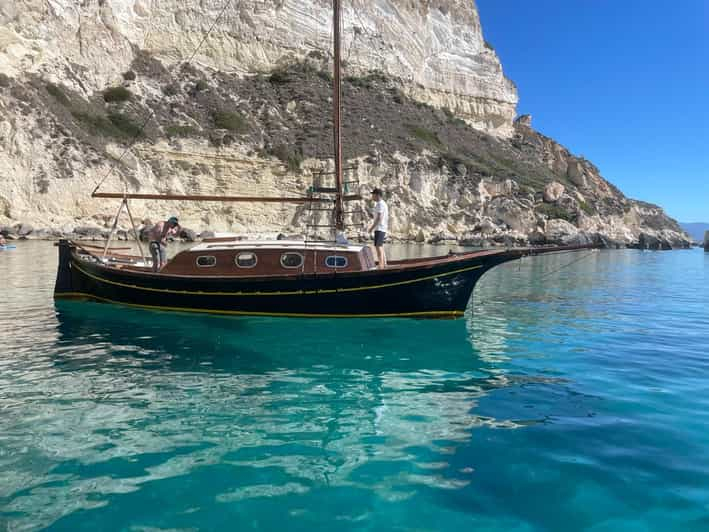 Cagliari: tour en barco clásico por el golfo con degustación.