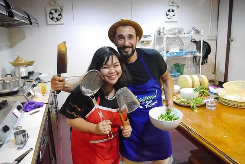 Chiang Mai: Clase nocturna de cocina y visita al mercado local