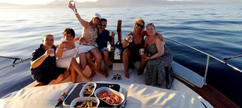 Estepona: Paseo en barco con bebidas, aperitivos y snorkel