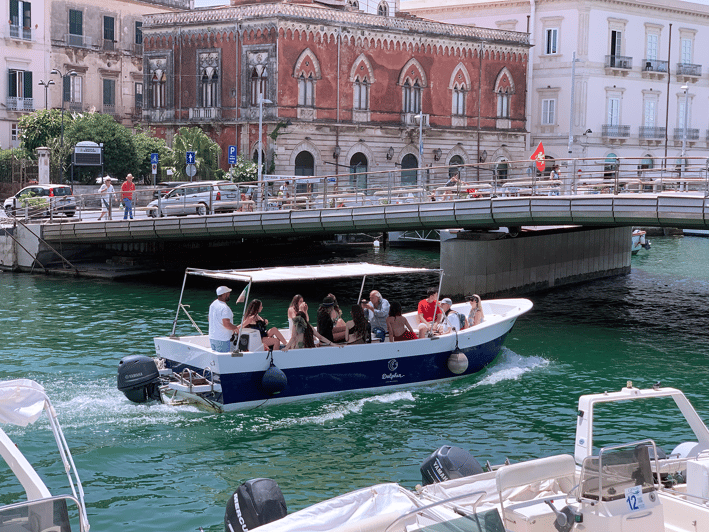 Siracusa: Excursión en barco por Ortigia y las cuevas marinas