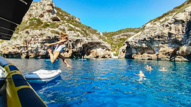 Desde Split: Cueva Azul y Cinco Islas con tour en barco por Hvar