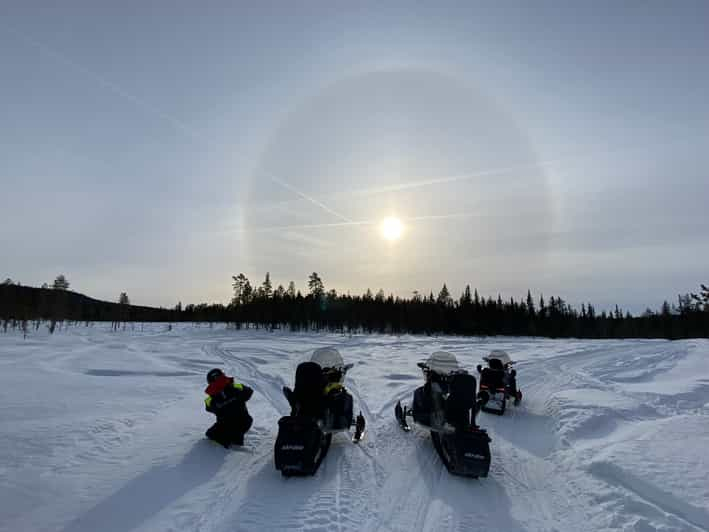 Kiruna: Excursión guiada en moto de nieve por la mañana (8:30) y fika