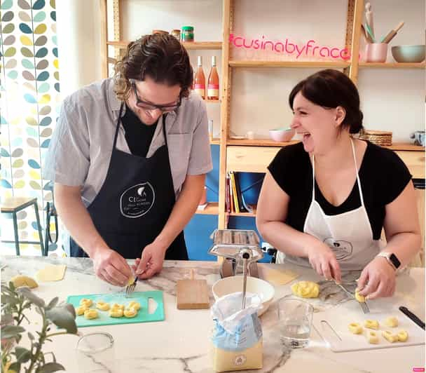 Lazise: Clase de elaboración de pasta fresca con comida y vino